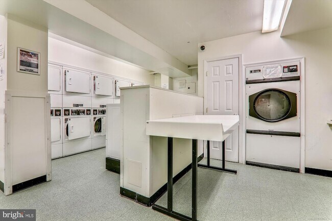 Building Photo - 4000 Tunlaw Rd NW