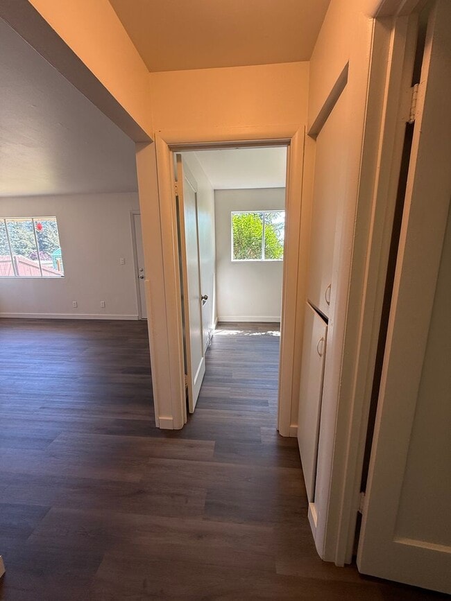 Building Photo - Newly Updated Cottage in Coquille