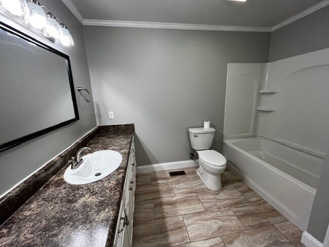 Building Photo - Updated 3 bed 2 bath house with yard and b...