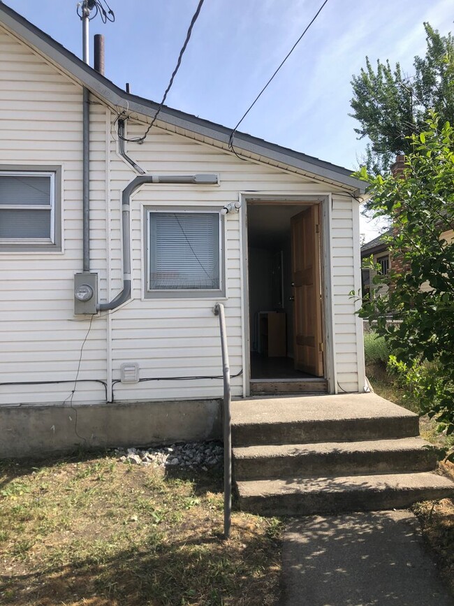 Building Photo - Adorable 2 Bedroom House