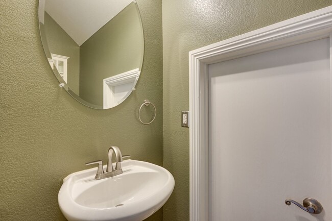 Building Photo - Upgraded Home in Lamplight Gated Community with Pool!