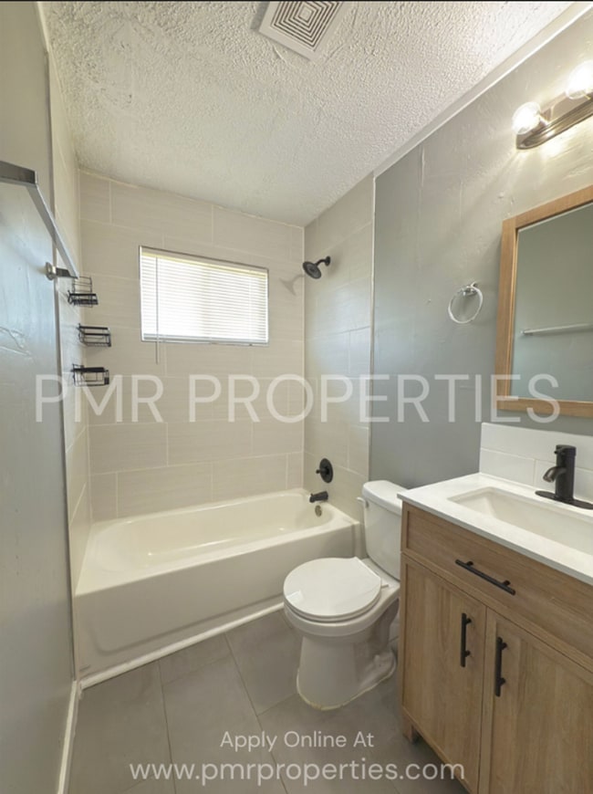 Building Photo - 4 Bedrooms - 1 Bathroom House.