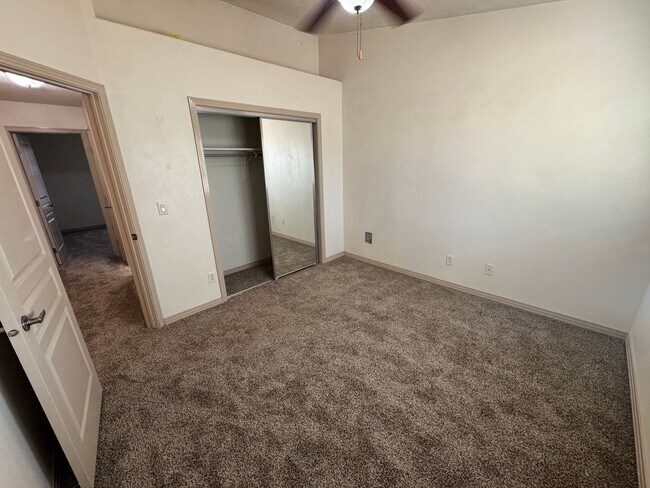 Building Photo - Nice home in Painted Desert! PET FRIENDLY!!