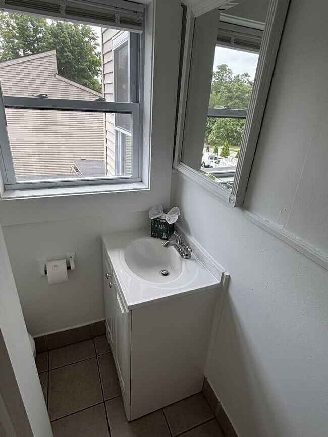 Building Photo - Spacious 4-Bedroom Apartment in Nashua, NH - Don't Miss Out!