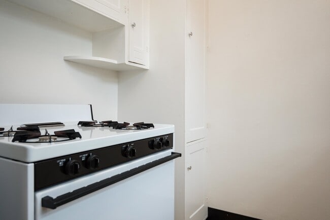 Building Photo - 5600 NE Sandycrest Terrace