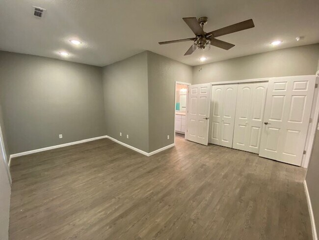 Building Photo - Adorable 3 Bedroom Home in Downtown Bentonville!