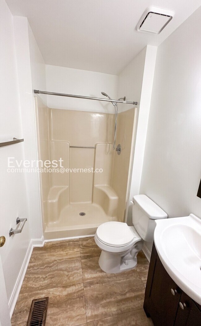 Building Photo - 3 Bed, 3.5 Bath Townhome with Modern Amenities / Available Now!