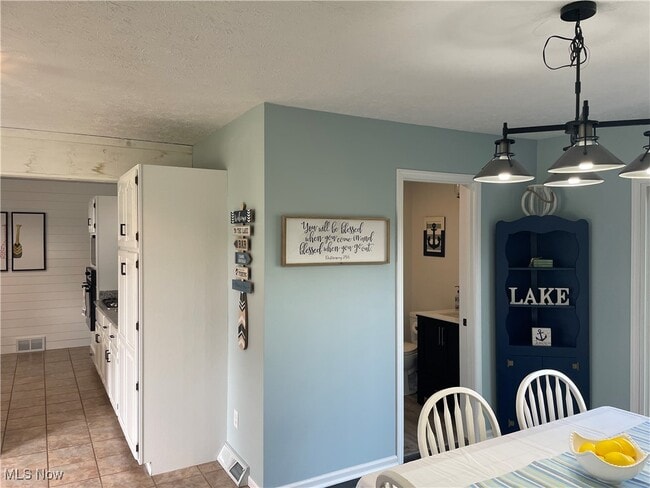 Building Photo - 2542 W 8th St