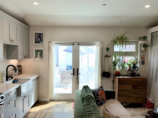 Building Photo - 2933 Midvale Ave