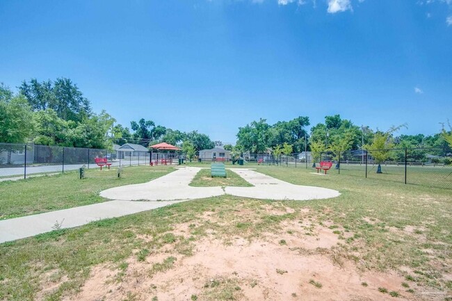 Building Photo - 203 S L St