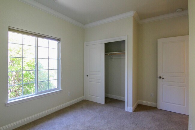 Building Photo - 4 Bedroom Mary Lake Home on Cul-De-Sac