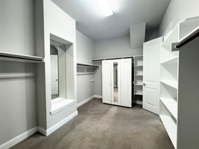 Building Photo - 2700 Hudson Ln