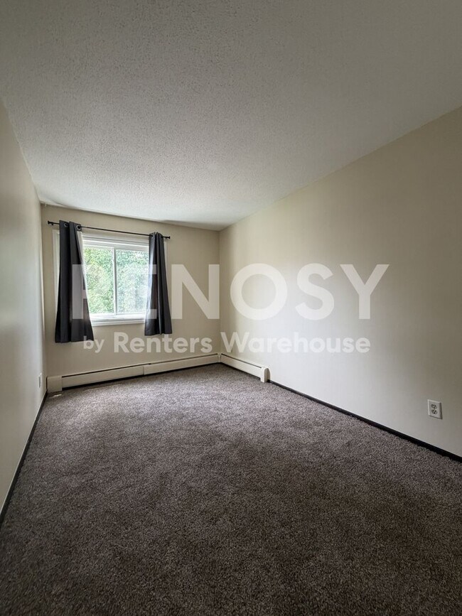 Building Photo - Available Now 2 Bedroom 1 Bath Condo in Fridley
