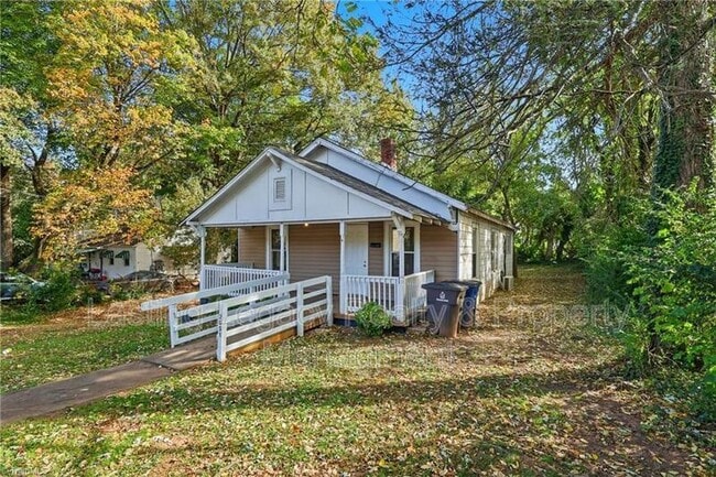 Building Photo - 2051 Bloomfield Dr