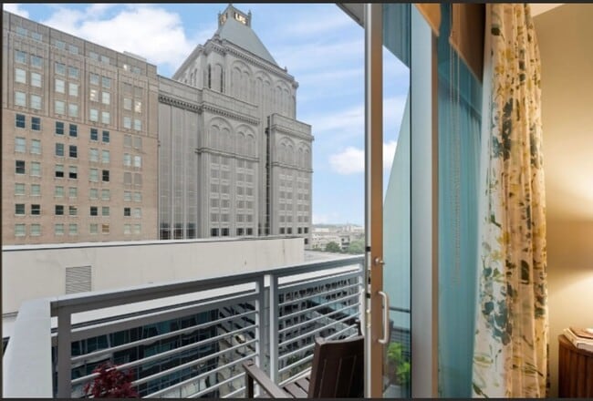 Building Photo - Centerpointe- Urban luxury living!!