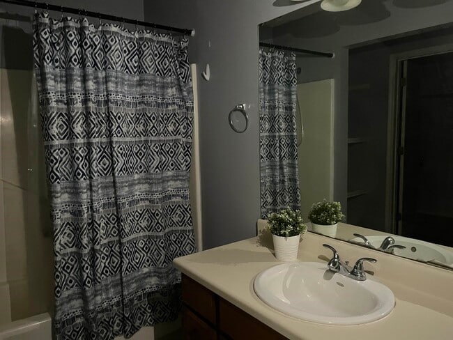 Building Photo - 821 Chalan Dr