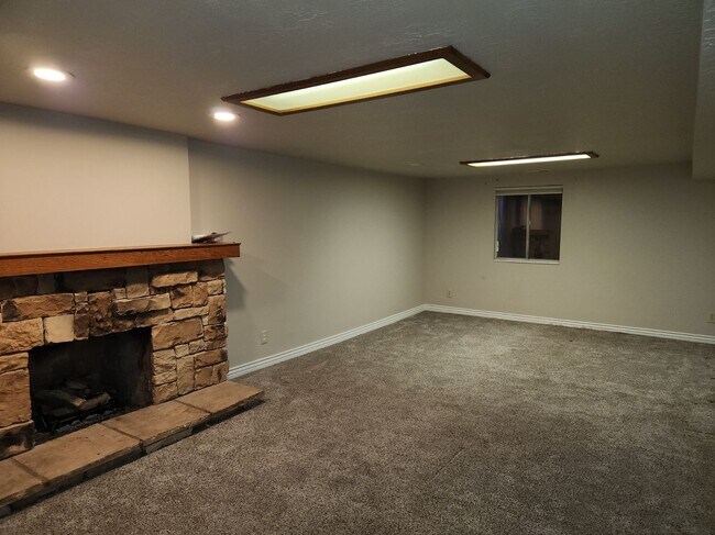 Building Photo - Spacious 5 Bd 2.5 Bath Home in Millcreek