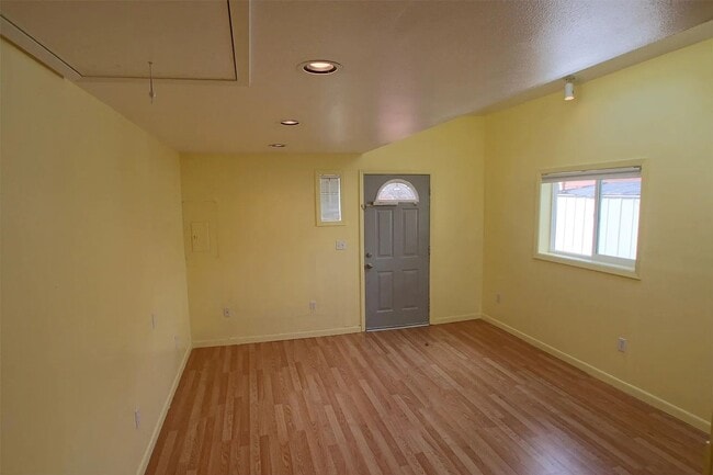 Building Photo - Eastside Olympia/ Available Now-Rambler 3b...