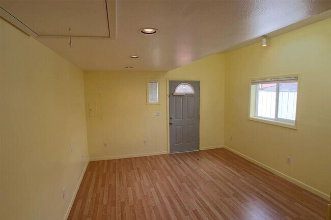 Building Photo - Nice Rambler 3bd 1.75bath Avail. Oct. 3rd