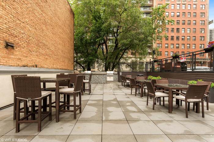Grill stations - 21 W Goethe St