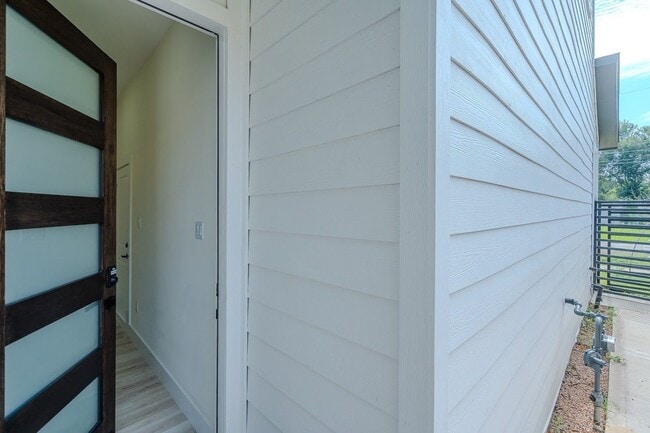 Building Photo - 7002 Sidney St