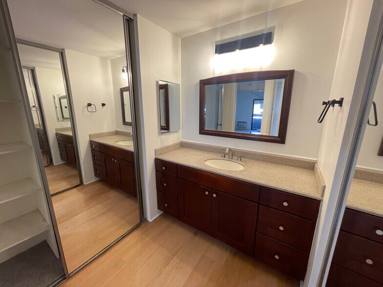 Building Photo - 160 Streamwood