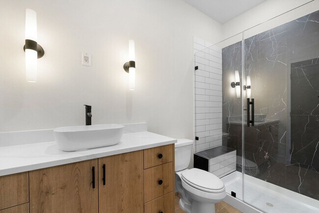 Building Photo - 4Bed/4Bath - Fully Furnished Townhome Avai...