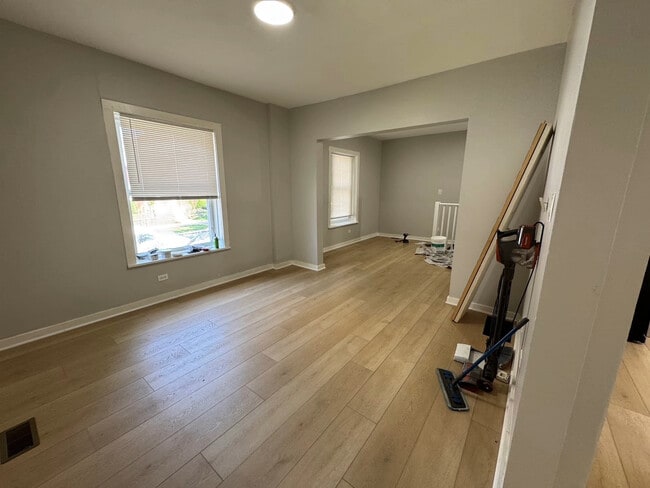 Building Photo - 1623 W 61st St