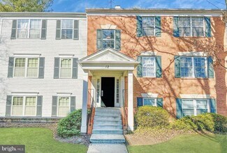 Building Photo - 12 Normandy Square Ct