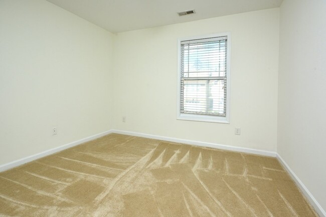 Building Photo - Townhome in Quiet Neighborhood