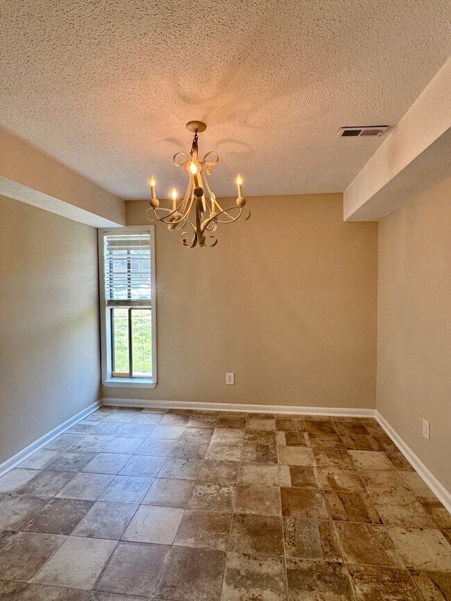 Building Photo - 2-bedroom townhouse in the Oaks!