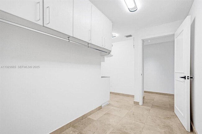 Building Photo - 10101 Collins Ave