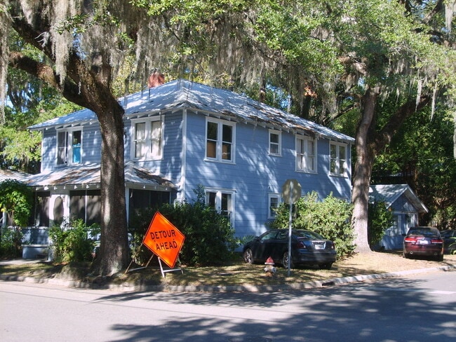 Building Photo - Huge 3 Bedroom, 1 Bathroom Apartment Steps From UF in Fifth Avenue