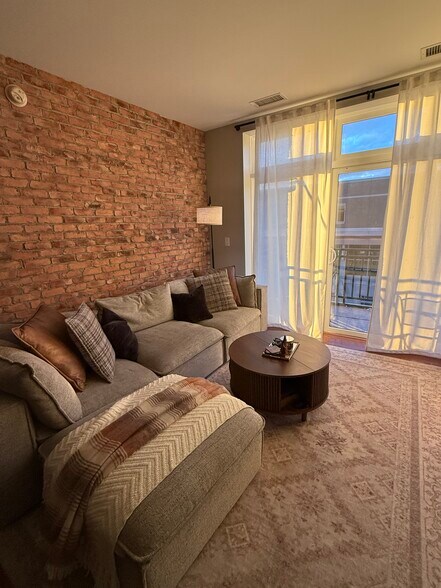 Building Photo - 140 S River St