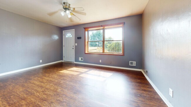 Building Photo - 3 Bedroom Ranch in Madison