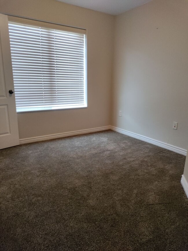 Building Photo - Gorgeous 3 BD, 2BTH Ground Floor Condo For...