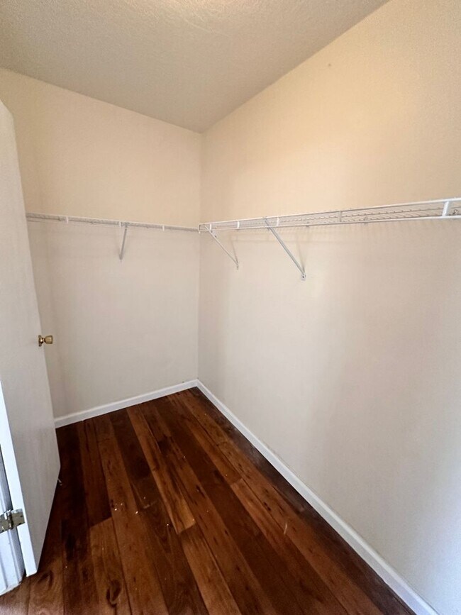 Building Photo - 3 Bedroom 2 Bathroom with 2 Car Garage