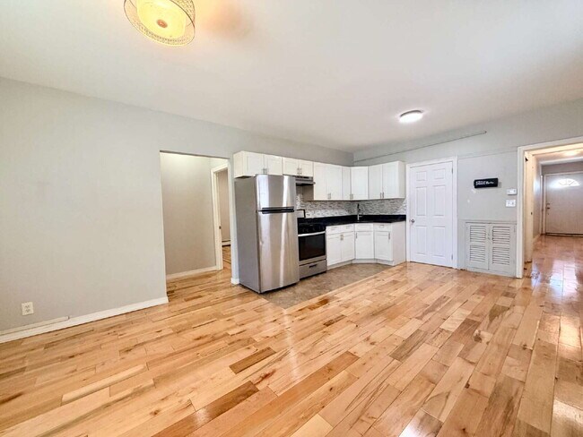 Building Photo - Spacious 1 Bedroom + Bonus Room w/Parking
