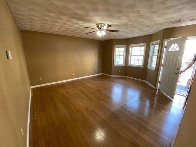 Building Photo - Spacious Newly Constructed  4 Bed 2 Bath T...