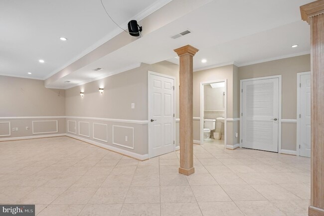Building Photo - 5905 Lone Oak Dr