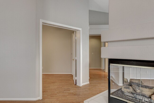 Building Photo - POOL House in Silverado Ranch!