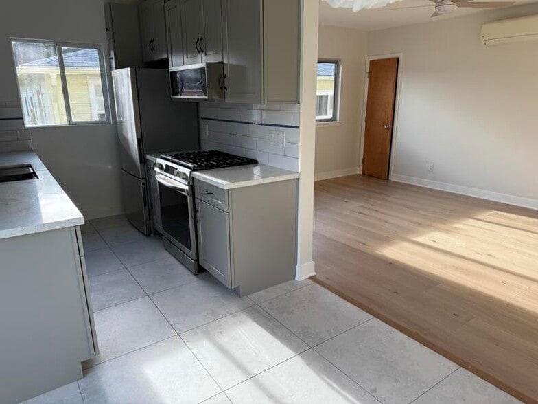 Kitchen looking into living rm - 1533 Princeton St