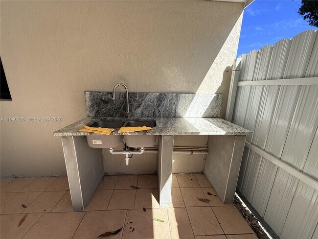 Building Photo - 30 E 44th St