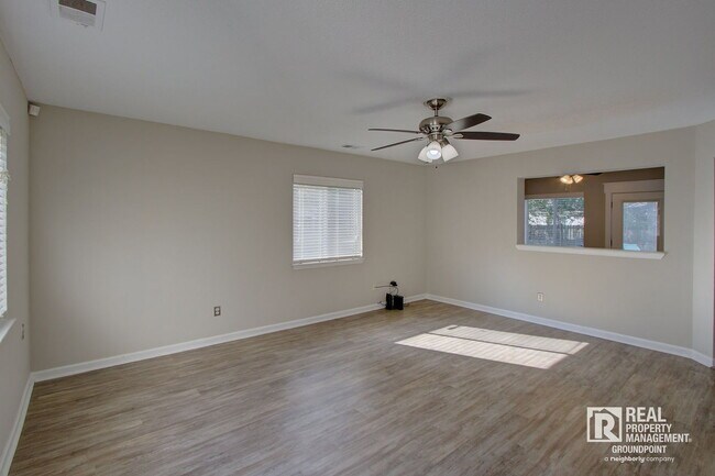 Building Photo - 121 Sioux Ct