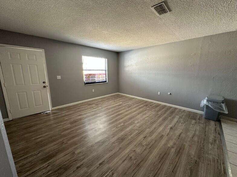 Living - 331 Blanco Ct