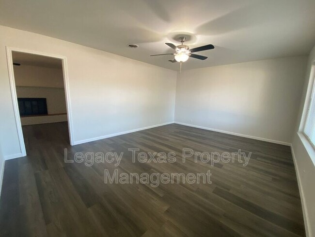 Building Photo - 211 S Nolan River Rd