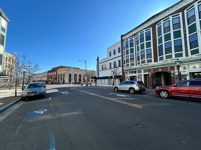 Building Photo - Gorgeous 3 bedroom 1 1/2 bathroom Single F...