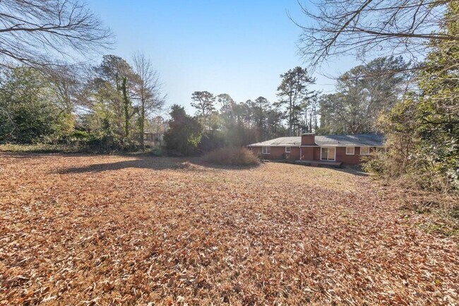 Building Photo - 909 Rosedale Dr