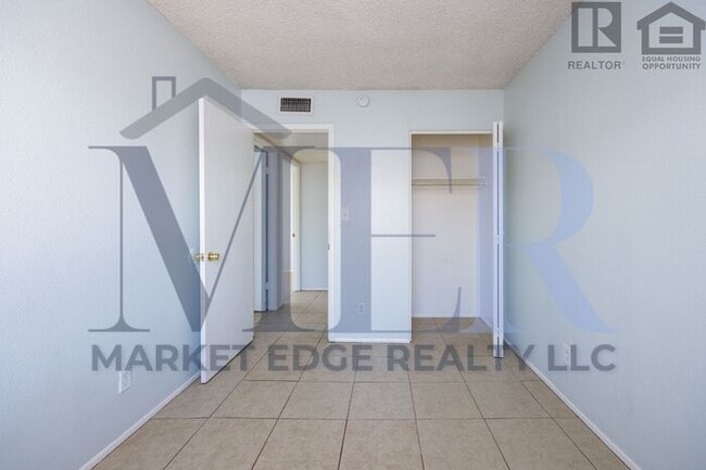 Building Photo - 3Bed/1Bath Home at 48th St/Broadway! $399 ...