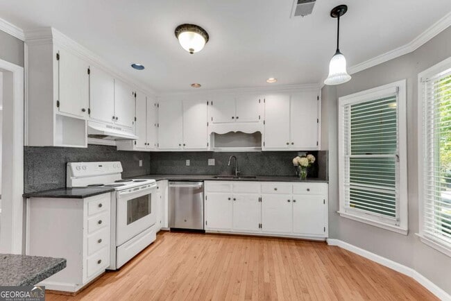 Building Photo - 1427 Old Virginia Ct SE